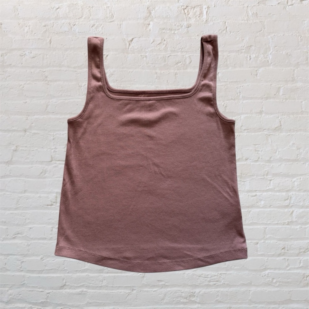 💕 🛍🏙3️⃣ for $1️⃣5️⃣ Like 🆕 Old Navy square neck cropped tank top in dusty pink